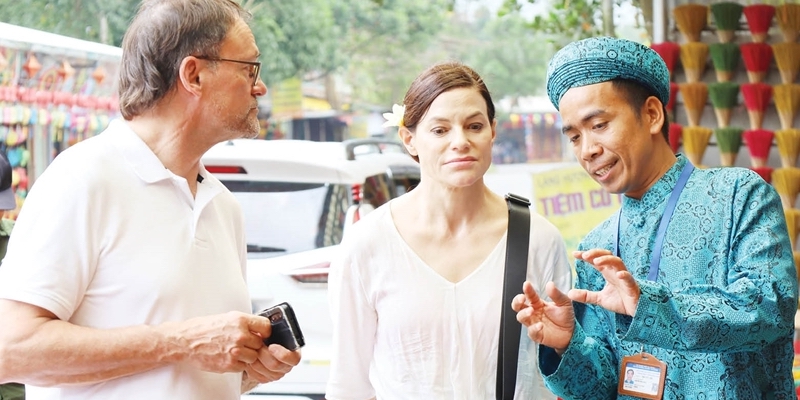 An interesting story of a male tour guide wearing ao dai when guiding tours