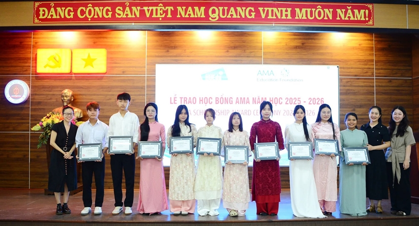 30 Scholarships Worth VND 1 3 billion Are Awarded to Students