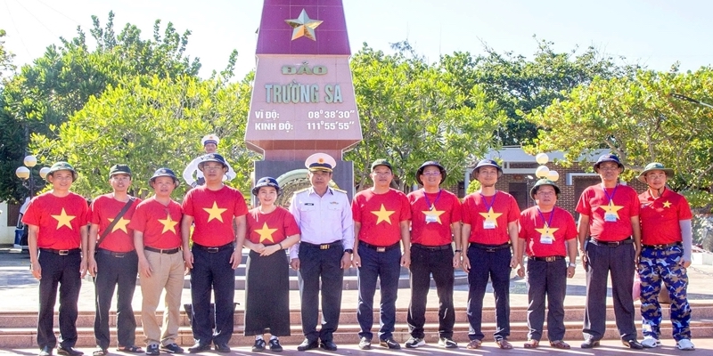 Hue City delegation visits soldiers and civilians on the Truong Sa Archipelagos and the DK1 Platform