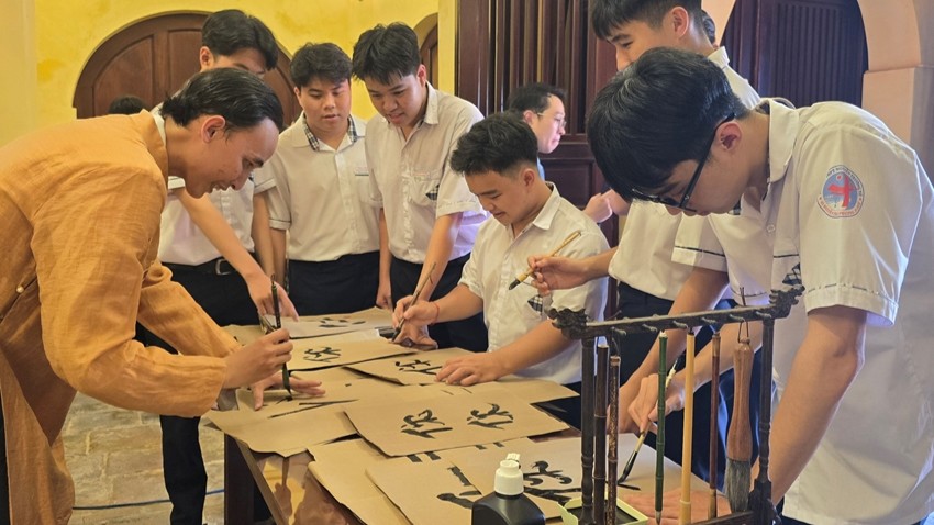 “Reading” the Nine Urns by Digital Experiences