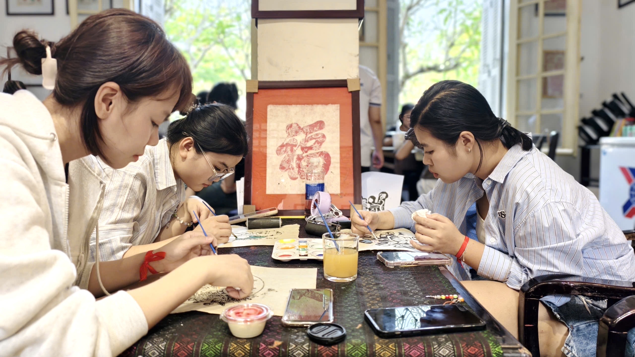 Young People “Get Hands-On” with Folk Paintings