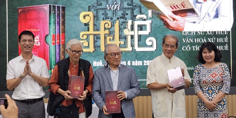 Launch of the book series “Phan Thuan An and Hue”