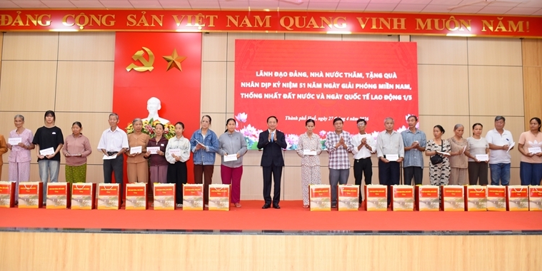 Mr Trinh Van Quyet visits and presents gifts to meritorious persons and households in difficult circumstances in Hue
