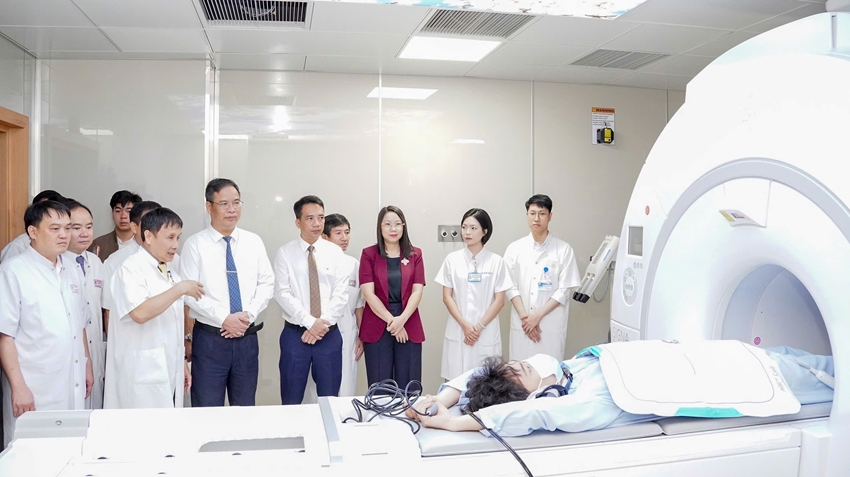 Hue Central Hospital launches 3 0 Tesla MRI System - SIGNA Pioneer