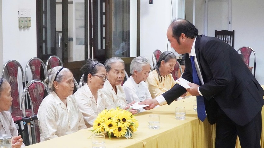 Visiting and Presenting Gifts to Meritorious Beneficiaries at the Center for Nursing and Care for People with Meritorious Services