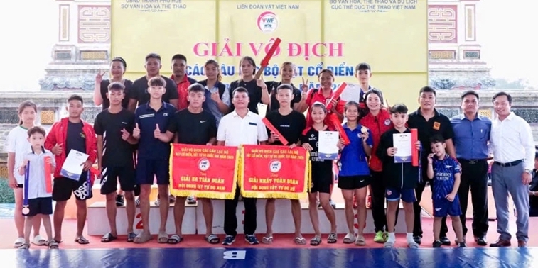 Hue’s wrestling team exceeds target despite significant squad disadvantages