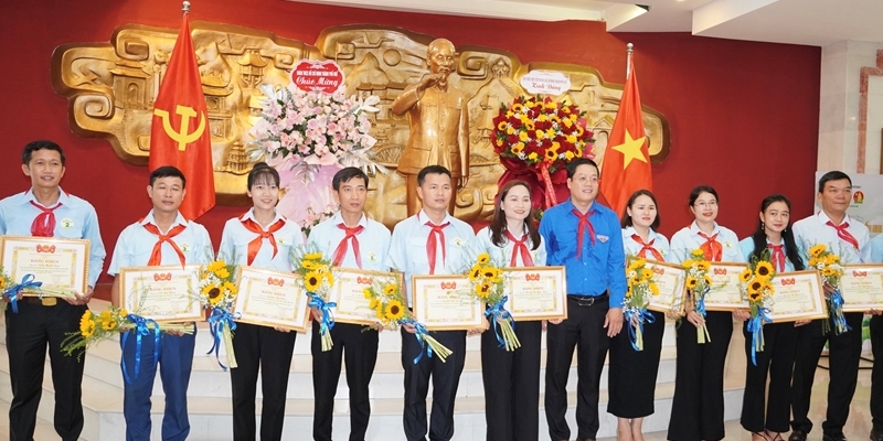 Honoring 42 outstanding teachers as Young Pioneer Team Leaders and 43 exemplary children