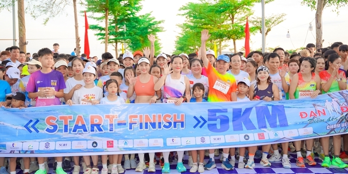 Over 1,500 runners join the “Dan Dien - A tourist destination” running race