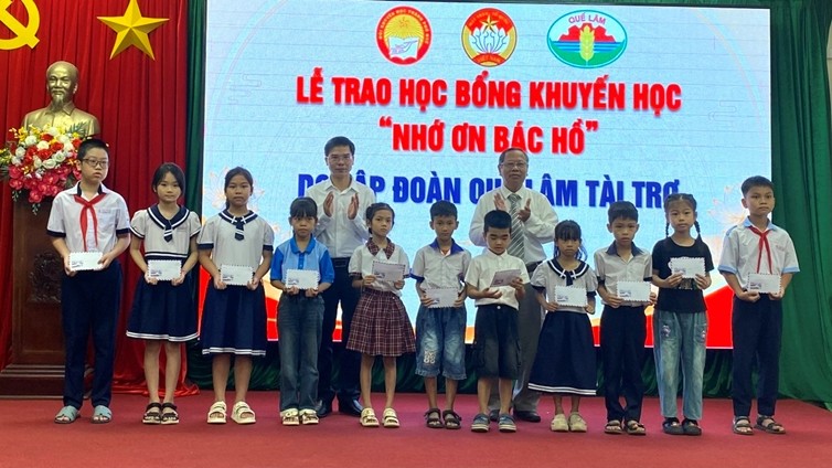 Awarding 100 Scholarships to Outstanding Students Overcoming Hardships