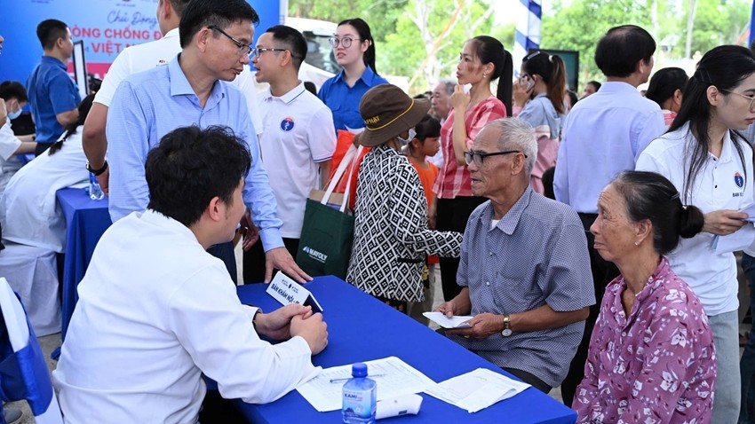 Providing Free Medical Check-ups and Medicine Distribution for Nearly 1,000 Locals in Vinh Loc Commune