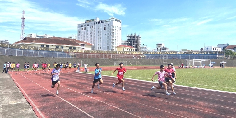 Over 900 athletes compete in the Athletics Championship for general education students in the city