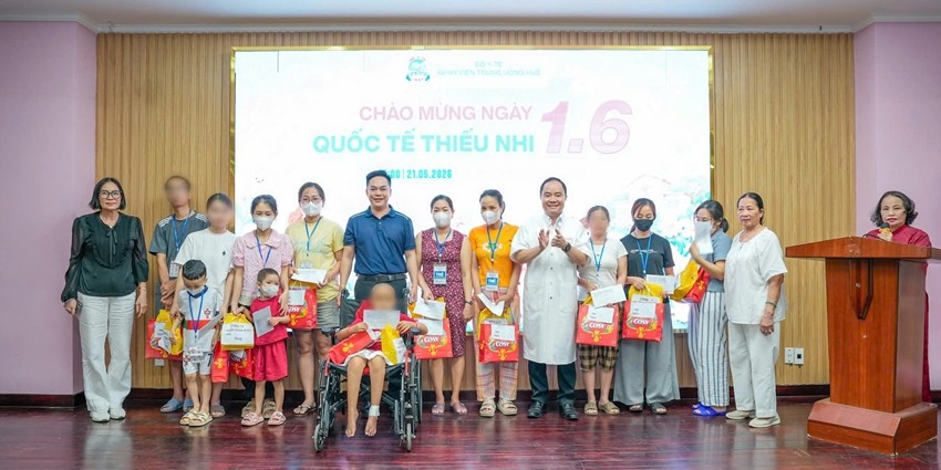 Hue Central Hospital presents gifts to disadvantaged pediatric patients