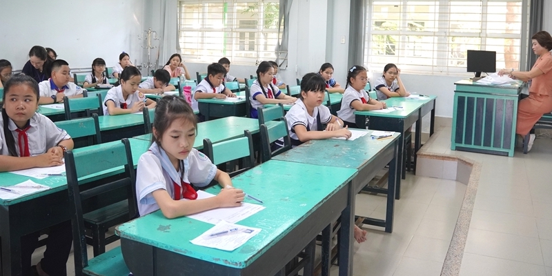 Over 1,700 students sit the entrance examination for Grade 6 at Nguyen Tri Phuong Secondary School