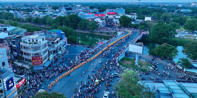 Thousands join Buddha procession from Dieu De National Pagoda to Tu Dam Ancestral Pagoda