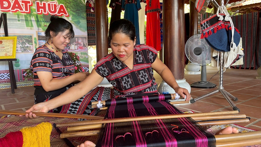 Showcasing the traditional crafts of ethnic groups