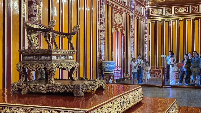 Nguyen Dynasty throne reinstalled at Thai Hoa Palace following restoration