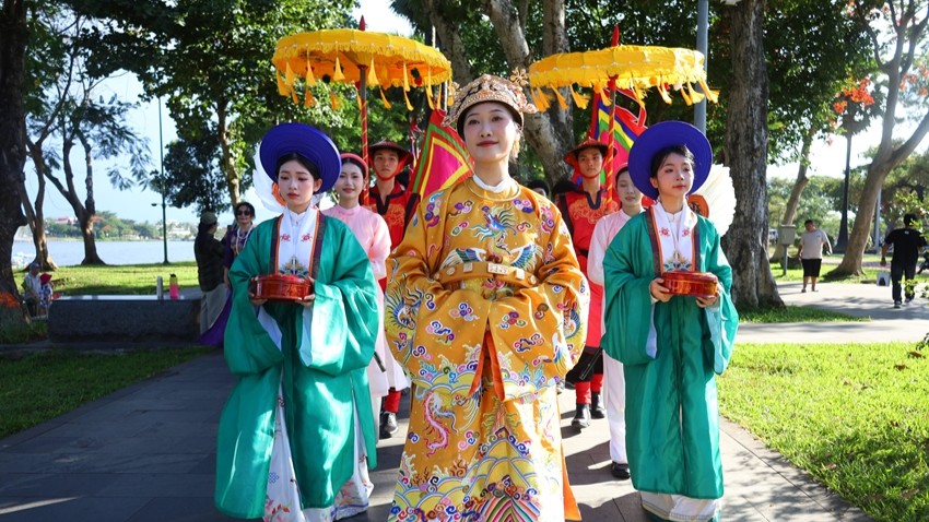 Hue Ao Dai Week Weaves Stories of Heritage Connections