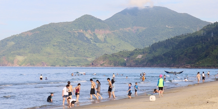38,000 visitors arrive in Lang Co during the event honoring the world beautiful bay