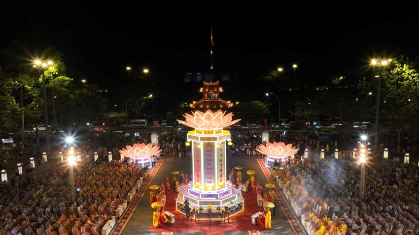 Thousands of People Join the Lantern Festival Along the Perfume River