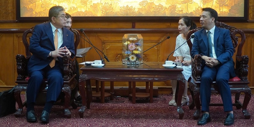 Vice Chairman of Hue City People s Committee Tran Huu Thuy Giang receives the delegation from Nara Prefecture