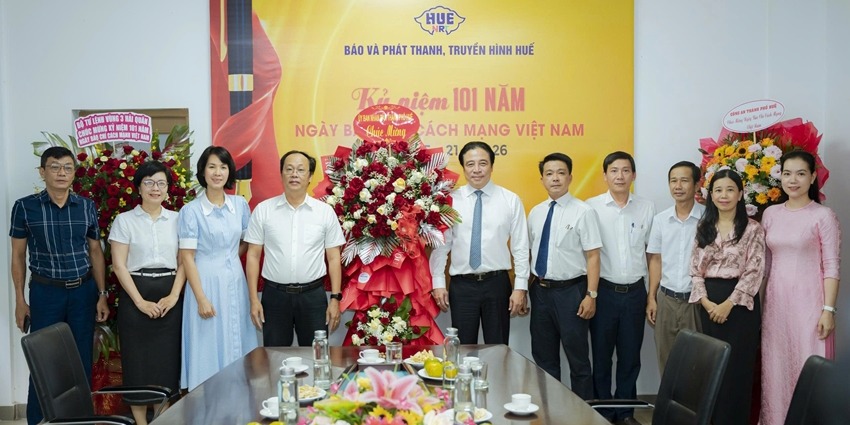 Chairman Nguyen Khac Toan congratulates Hue Newspaper and Radio-Television on Vietnam Revolutionary Press Day