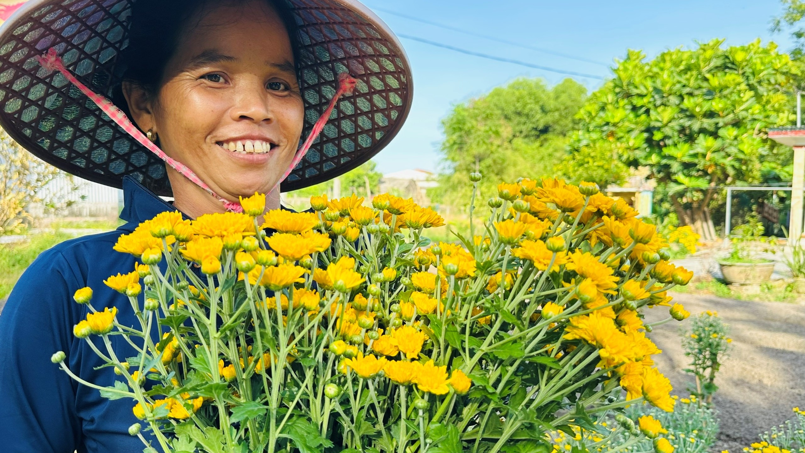 Giang Dong Flower Village Bustles as Harvest Season Begins