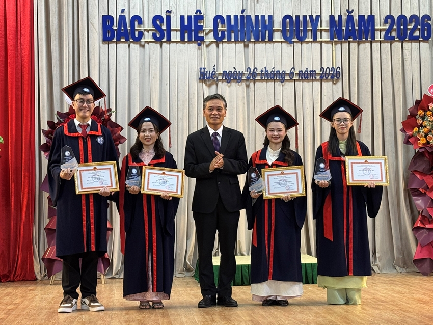 Awarded graduation certificates to more than 1,100 new doctors, pharmacists and bachelor s graduates from full-time programs