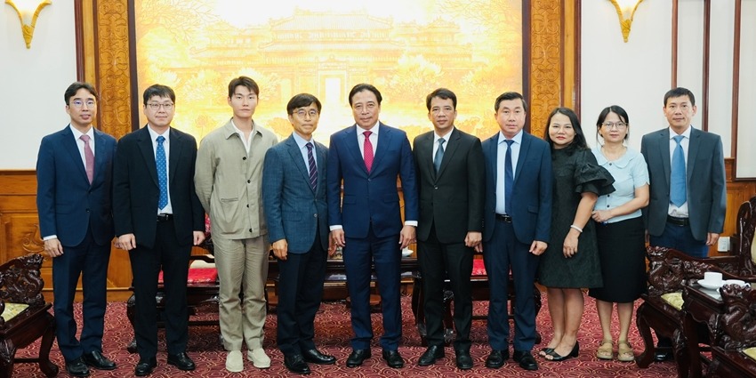 Hue pledges continued support and favorable conditions for investors