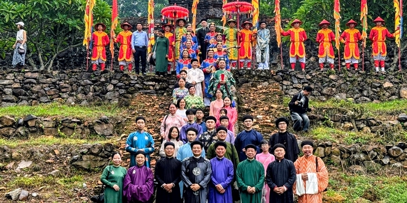 Paying tribute to Martial Lord Nguyen Phuc Khoat, honoring the value of the traditional Ao Dai
