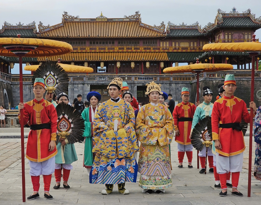 Celebrities promote Ao Dai in the heart of Hue s heritage site