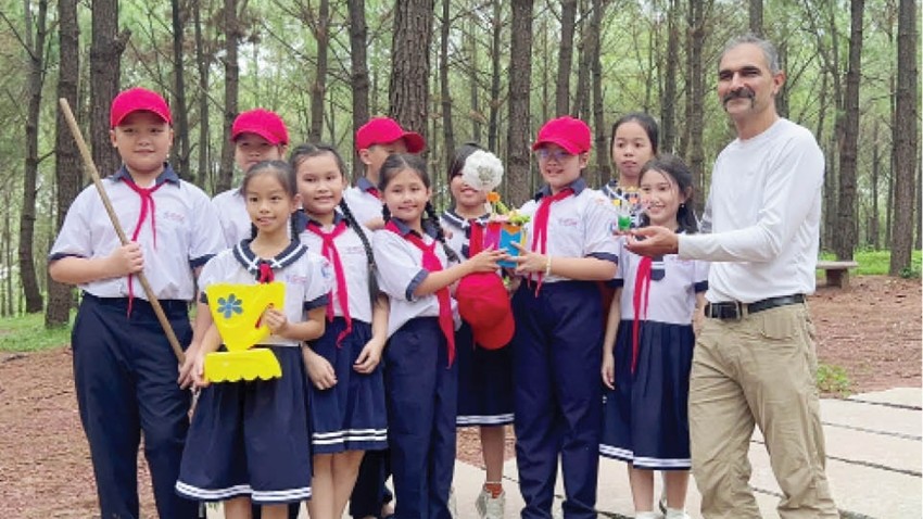 Primary school students tell heritage stories in English