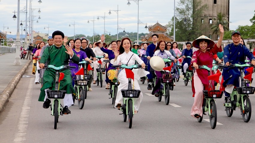 ‘Ao Dai Through the Streets’ Promotes Hue’s Beauty and Green Living Message