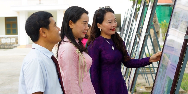 Over 100 documents and images tell the story of Hue’s school ao-dai
