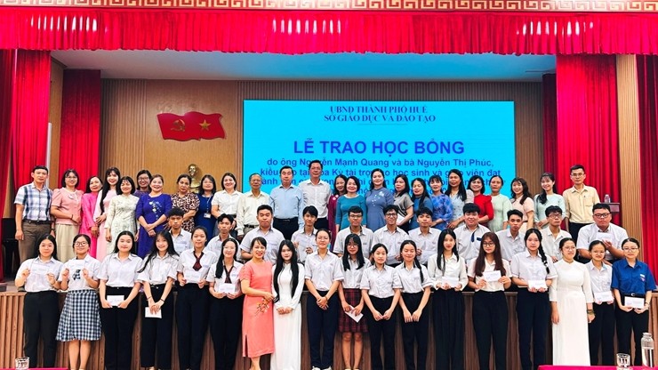Awarding Scholarships to Students and Prizes to Teachers Achieving Outstanding Results in History