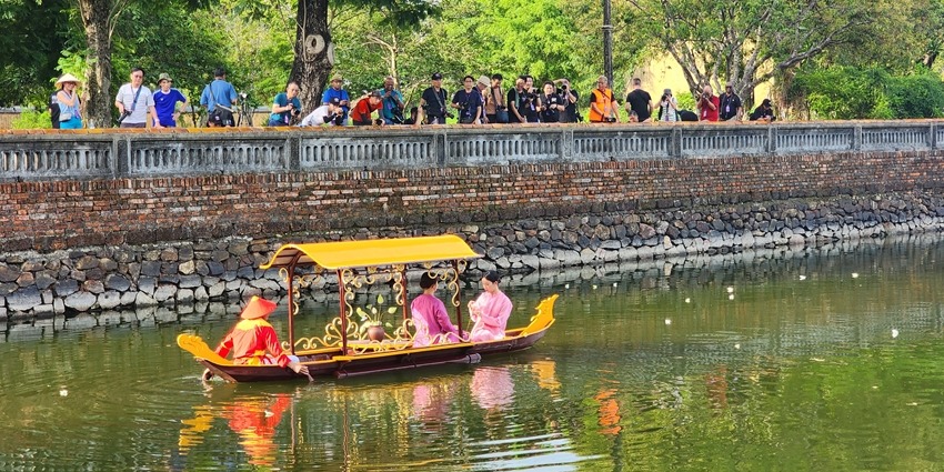 Launching the Hue - Ancient Capital, New Experiences photography contest
