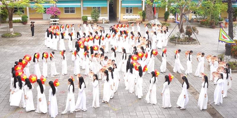 Students join mass Ao Dai performance in response to Hue Ao Dai Week