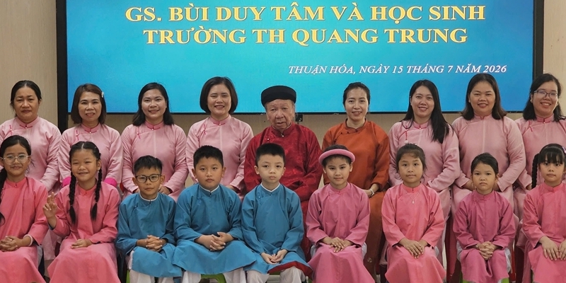 Professor Bui Duy Tam inspires a love for the ao-dai in schools