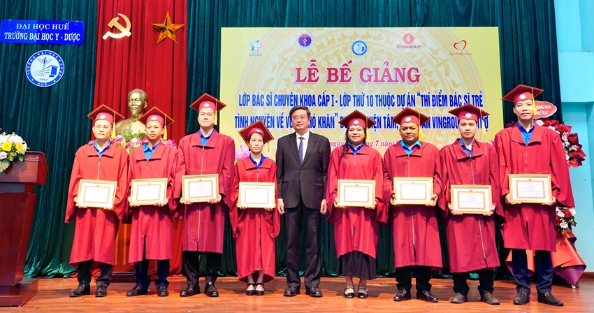 Awarding degrees to 37 specialist doctors - level 1 under Project 585