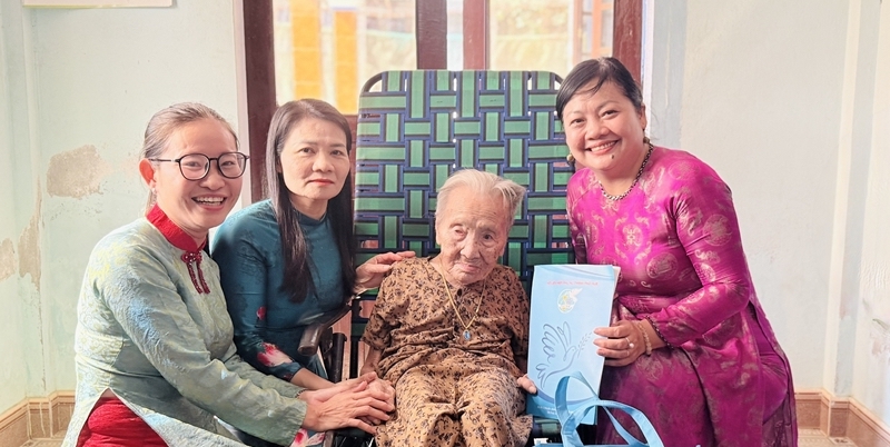 Paying tribute to Heroic Vietnamese Mothers and former female soldiers of the 11 Girls of the Huong River Squad