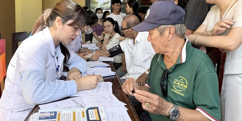 A range of activities towards people with meritorious service in Binh Dien, Huong Tra, Kim Tra, and Thuan An