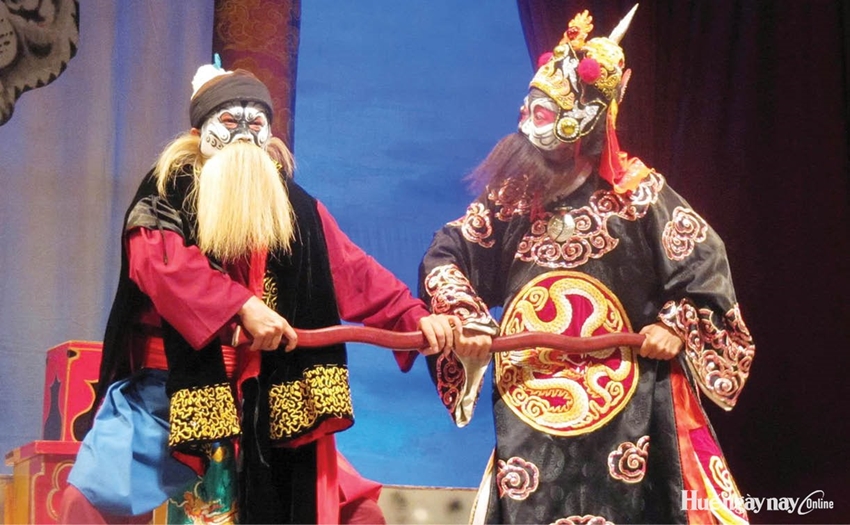Bringing Hue-tuong - Hue royal opera - closer to visitors