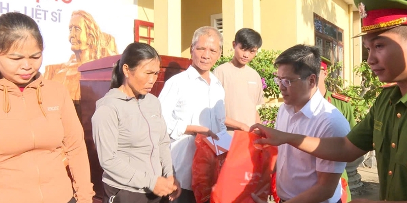 Presenting 180 gift packages in gratitude to people with meritorious service