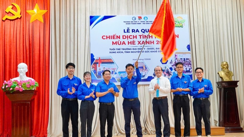 Over 300 Students of the University of Medicine  Pharmacy, Hue University Join the Green Summer Volunteer Campaign