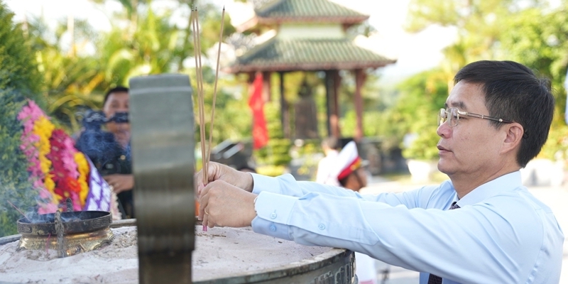 City leaders offer incense and flowers in tribute to heroic martyrs