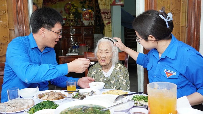 A July Tribute Journey by the Youth of Hue Newspaper and Radio-Television
