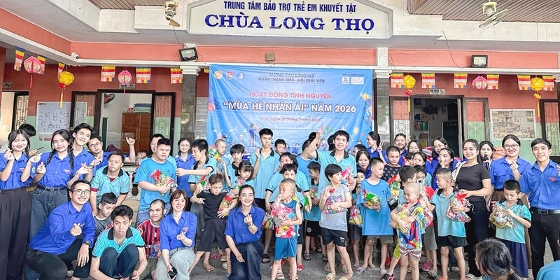 The youth of the College of Hue bring ‘Compassionate Summer’ to children with disabilities