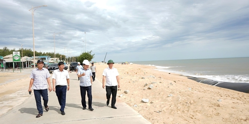 Chairman of the City People’s Committee Le Tri Thanh inspects waterway tourism infrastructure and flood drainage solutions