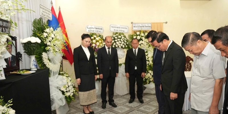 Hue City delegation pays tribute to Lao National Assembly President Xaysomphone Phomvihane