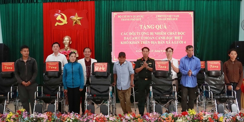 Presenting gifts to agent orange victims in A Luoi 4 Commune