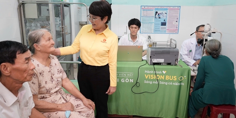 Humanitarian program brings sight to the mountainous areas of Khe Tre and Long Quang